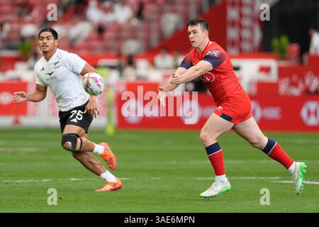 6. April 2025; Singapore National Stadium, Singapur; HSBC International Rugby Sevens Singapore Day 2; Callum Carson of Great Britain gibt den Ball im Halbfinale Großbritannien gegen Neuseeland Stockfoto