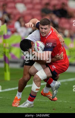 6. April 2025; Singapur National Stadium; HSBC International Rugby Sevens Singapore Day 2; Charlton Kerr of Great Britain wird von einem neuseeländischen Tacker im Halbfinale Großbritannien gegen Neuseeland ausgetragen Stockfoto