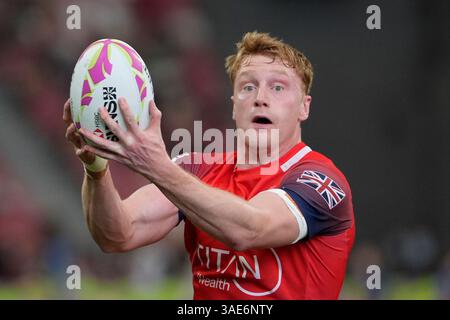 6. April 2025; Singapur National Stadium; HSBC International Rugby Sevens Singapore Day 2; Marcus Kershaw aus Großbritannien holt sich einen Kick während des 5. Platzes im Spiel gegen Großbritannien gegen Uruguay Stockfoto