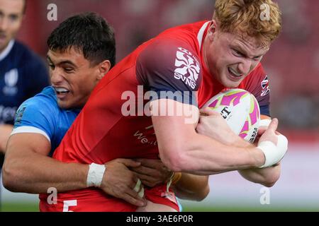 6. April 2025; Singapore National Stadium, Singapur; HSBC International Rugby Sevens Singapore Day 2; Marcus Kershaw aus Großbritannien durchbricht einen Uruguay-Verteidiger und erzielt einen letzten zweiten Sieg für Großbritannien während des 5. Platzes gegen Großbritannien gegen Uruguay Stockfoto