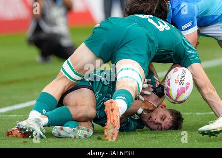 6. April 2025; Singapur National Stadium; HSBC International Rugby Sevens Singapore Day 2; Dylan Grady aus Irland bringt den Ball im Halbfinale Irland gegen Uruguay auf Platz 5 zurück Stockfoto