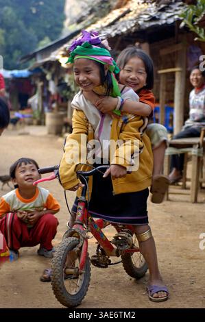 18. April 2008 - Chiangmai, Chiangmai, Thailand - Mitglieder der ethnischen Gruppe der Kayan, Karen, deren Frauen als "lange Hälse" oder, etwas grober, "Giraffe-Frauen" bekannt sind, wickeln ihren Hals ab dem Alter von 5 Jahren in Messingspulen. Die Spulen werden erweitert, wenn sie ins Erwachsenenalter wachsen. Der außergewöhnliche Anblick dieser Frauen mit ihren langen polierten Halsringen hat ihr Schicksal besiegelt. Sie sind zu einer großen Touristenattraktion in diesem abgelegenen nordwestlichen Teil Thailands geworden (Credit Image: Chad Ryan/CSM/ZUMAPRESS.com) Stockfoto