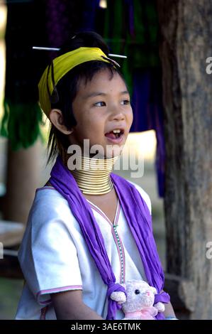 18. April 2008 - Chiangmai, Chiangmai, Thailand - Mitglieder der ethnischen Gruppe der Kayan, Karen, deren Frauen als "lange Hälse" oder, etwas grober, "Giraffe-Frauen" bekannt sind, wickeln ihren Hals ab dem Alter von 5 Jahren in Messingspulen. Die Spulen werden erweitert, wenn sie ins Erwachsenenalter wachsen. Der außergewöhnliche Anblick dieser Frauen mit ihren langen polierten Halsringen hat ihr Schicksal besiegelt. Sie sind zu einer großen Touristenattraktion in diesem abgelegenen nordwestlichen Teil Thailands geworden (Credit Image: Chad Ryan/CSM/ZUMAPRESS.com) Stockfoto