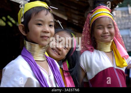 18. April 2008 - Chiangmai, Chiangmai, Thailand - Mitglieder der ethnischen Gruppe der Kayan, Karen, deren Frauen als "lange Hälse" oder, etwas grober, "Giraffe-Frauen" bekannt sind, wickeln ihren Hals ab dem Alter von 5 Jahren in Messingspulen. Die Spulen werden erweitert, wenn sie ins Erwachsenenalter wachsen. Der außergewöhnliche Anblick dieser Frauen mit ihren langen polierten Halsringen hat ihr Schicksal besiegelt. Sie sind zu einer großen Touristenattraktion in diesem abgelegenen nordwestlichen Teil Thailands geworden (Credit Image: Chad Ryan/CSM/ZUMAPRESS.com) Stockfoto