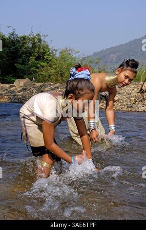 18. April 2008 - Chiangmai, Chiangmai, Thailand - Mitglieder der ethnischen Gruppe der Kayan, Karen, deren Frauen als "lange Hälse" oder, etwas grober, "Giraffe-Frauen" bekannt sind, wickeln ihren Hals ab dem Alter von 5 Jahren in Messingspulen. Die Spulen werden erweitert, wenn sie ins Erwachsenenalter wachsen. Der außergewöhnliche Anblick dieser Frauen mit ihren langen polierten Halsringen hat ihr Schicksal besiegelt. Sie sind zu einer großen Touristenattraktion in diesem abgelegenen nordwestlichen Teil Thailands geworden (Credit Image: Chad Ryan/CSM/ZUMAPRESS.com) Stockfoto