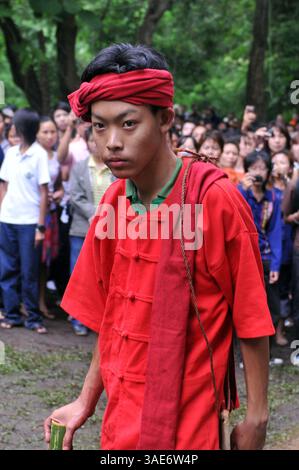 18. Juni 2008 - Chiang Mai, Thailand - Chiang Mai, Thailands zweitgrößte Stadt und ein wichtiger Tourismuszentrum, birgt ein dunkles Geheimnis, das eine Szene aus einem Horrorfilm sein könnte. Tief im Dschungelwald im Schatten des Doi Kham Tempels findet eine rituelle Zeremonie statt, inmitten von rasenden, staunenden und einigen schockierten Einheimischen und einer Handvoll Touristen, in einem Dunst von Insekten und Delirium. Ein Schuljunge verschlingt einen frisch geschlachteten Büffel, der unter ihm liegt wie ein blutiger Teppich. Scheiben von sehnlichem Fleisch, hängende Eingeweide und ein Eimer voller Blut sind die Spezialitäten des Tages. Der Wald stinkt nach verfallendem Fleisch und Stockfoto