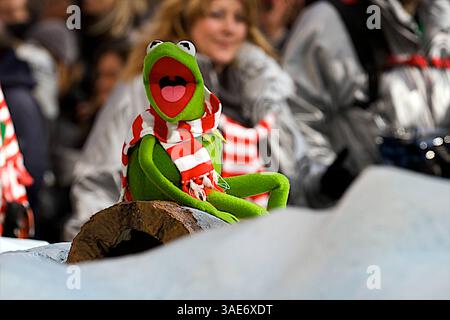 27. November 2008: Kermit der Frosch singt für die Menge entlang der Paraderoute. Die Macy's Thanksgiving Day Parade in New York City, NY. Richey Miller/CSM (Kreditbild: Richey Miller/CSM/ZUMAPRESS.com) Stockfoto