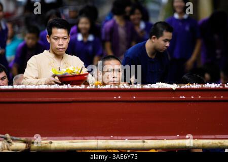 18. Juni 2008 - Chiang Mai, Thailand - Chiang Mai, Thailands zweitgrößte Stadt und ein wichtiger Tourismuszentrum, birgt ein dunkles Geheimnis, das eine Szene aus einem Horrorfilm sein könnte. Tief im Dschungelwald im Schatten des Doi Kham Tempels findet eine rituelle Zeremonie statt, inmitten von rasenden, staunenden und einigen schockierten Einheimischen und einer Handvoll Touristen, in einem Dunst von Insekten und Delirium. Ein Schuljunge verschlingt einen frisch geschlachteten Büffel, der unter ihm liegt wie ein blutiger Teppich. Scheiben von sehnlichem Fleisch, hängende Eingeweide und ein Eimer voller Blut sind die Spezialitäten des Tages. Der Wald stinkt nach verfallendem Fleisch und Stockfoto