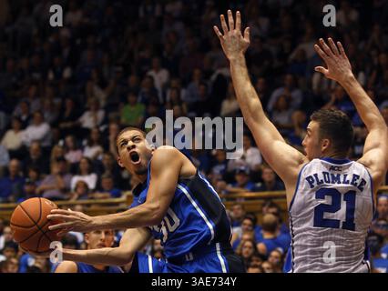 14. Oktober 2011 - Durham, NC, USA - Duke's Seth Curry (30) dreht am Freitag, den 14. Oktober 2011, um Miles Plumlee (21) während des Blue-White-Spiels im Cameron Indoor Stadium in Durham, North Carolina. (Kreditbild: © Chuck Liddy/Raleigh News & Observer/MCT/ZUMAPRESS.com) Stockfoto