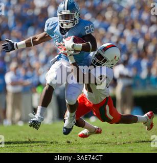 15. Oktober 2011 - Chapel Hill, NC, USA - Gionvani Bernard (26) aus North Carolina fährt am Samstag, 15. Oktober 2011 im zweiten Viertel im Kenan Stadium in Chapel Hill, North Carolina, acht Yards und einen ersten Niederschlag gegen Miamis Mike Williams (41). Die University of Miami Hurricanes besiegten 30 die Tar Heels der University of North Carolina. (Bild: © Robert Willett/Raleigh News & Observer/MCT/ZUMAPRESS.com) Stockfoto