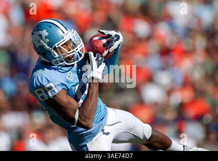 15. Oktober 2011 - Chapel Hill, NC, USA - Erik Highsmith (88) aus North Carolina holt am Samstag, den 15. Oktober 2011, einen Pass vom UNC-Quarterback Bryn Renner (2) für einen 31-Yard-Gewinn im vierten Quartal gegen Miami im Kenan Stadium in Chapel Hill, North Carolina. Die University of Miami Hurricanes besiegten 30 die Tar Heels der University of North Carolina. (Bild: © Robert Willett/Raleigh News & Observer/MCT/ZUMAPRESS.com) Stockfoto