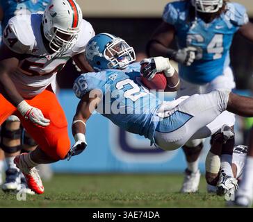 15. Oktober 2011 - Chapel Hill, NC, USA - Miamis Denzel Perryman (52) stoppt Gionvani Bernard (26) nach einem zwei-Yard-Gewinn im vierten Viertel im Kenan Stadium in Chapel Hill, North Carolina am Samstag, 15. Oktober 2011. Die University of Miami Hurricanes besiegten 30 die Tar Heels der University of North Carolina. (Bild: © Robert Willett/Raleigh News & Observer/MCT/ZUMAPRESS.com) Stockfoto