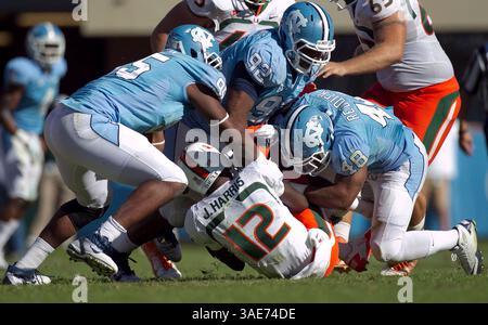 15. Oktober 2011 - Chapel Hill, NC, USA - Kareem Martin (95) und Kevin Reddick (48) schließen sich Teamkollege Sylvester (92) im vierten Quartal im Kenan Stadium in Chapel Hill, North Carolina, an einem Sack von Miami Quarterback Jacory Harris (12) 2011 an. Die University of Miami Hurricanes besiegten 30 die Tar Heels der University of North Carolina. (Bild: © Robert Willett/Raleigh News & Observer/MCT/ZUMAPRESS.com) Stockfoto