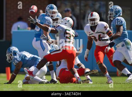 15. Oktober 2011 - Chapel Hill, NC, USA - Nathan Gholston (37) aus Miami erholt sich am Samstag, den 15. Oktober 2011 im Kenan Stadium in Chapel Hill, North Carolina, einen Fumble von T.J. Thorpe (5). Die University of Miami Hurricanes besiegten 30 die Tar Heels der University of North Carolina. (Bild: © Robert Willett/Raleigh News & Observer/MCT/ZUMAPRESS.com) Stockfoto