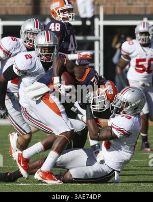 15. Oktober 2011 - Champaign, IL, USA - Ohio State Defensive Back Orhian Johnson (19) stoppt Illinois Wide Receiver Ryan Lankford (12) in der ersten Hälfte im Memorial Stadium in Champaign, Illinois, am Samstag, den 15. Oktober 2011. Ohio State hat Illinois mit 17:7. (Kreditbild: © Neal C. LAURON/Columbus Dispatch/MCT/ZUMAPRESS.com) Stockfoto