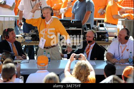 15. Oktober 2011: Ehemaliger Cheftrainer der University of Tennessee Johnny Majors während einer Radiosendung vor dem Spiel gegen die LSU Tigers im Neyland Stadium in Knoxville, Tennessee. (Bild: © Randy Sartin/Cal Sport Media/ZUMAPRESS.com) Stockfoto