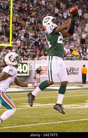 17. Oktober 2011: New York Jets Cornerback Darrelle Revis (24) springt in die Luft, um den Miami Dolphins Wide Receiver Clyde Gates (10) während des NFL-Spiels zwischen den Miami Dolphins und den New York Jets im MetLife Stadium in East Rutherford, New Jersey, abzufangen. The Jets Beat the Dolphins, 24-6. (Bild: © Chris Szagola/Cal Sport Media/ZUMAPRESS.com) Stockfoto