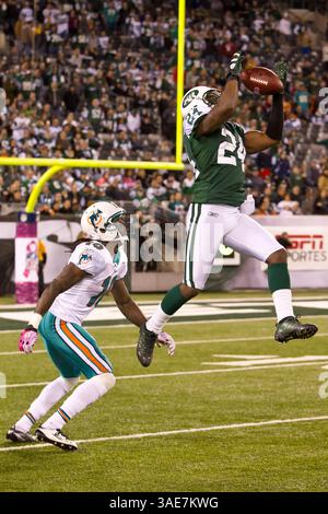 17. Oktober 2011: New York Jets Cornerback Darrelle Revis (24) mit dem Sprung über den Miami Dolphins Wide Receiver Clyde Gates (10) während des NFL-Spiels zwischen den Miami Dolphins und den New York Jets im MetLife Stadium in East Rutherford, New Jersey. The Jets Beat the Dolphins, 24-6. (Bild: © Chris Szagola/Cal Sport Media/ZUMAPRESS.com) Stockfoto