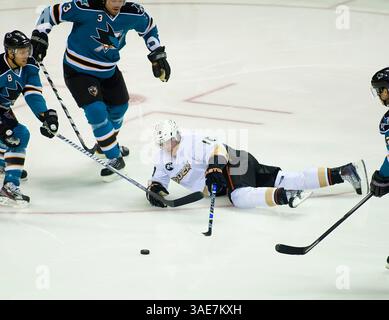 17. Oktober 2011: Duck Stürmer Corey Perry (10) im NHL-Hockeyspiel zwischen den Anaheim Ducks und den San Jose Sharks in der HP Arena in San Jose, CA. Anaheim besiegte San Jose mit 3:2. â© Damon Tarver/Cal Sport Media(Kreditbild: © Damon Tarver/Cal Sport Media/ZUMAPRESS.com) Stockfoto