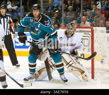 17. Oktober 2011: Joe Thornton blockiert die Vision des Ducks-Torhüters Dan Ellis während des NHL-Hockeyspiels zwischen den Anaheim Ducks und den San Jose Sharks in der HP Arena in San Jose, CA. Anaheim besiegte San Jose mit 3:2. â© Damon Tarver/Cal Sport Media(Kreditbild: © Damon Tarver/Cal Sport Media/ZUMAPRESS.com) Stockfoto