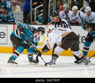 17. Oktober 2011: Haie-Stürmer Patrick Marleau (12) trifft sich im NHL-Hockeyspiel zwischen den Anaheim Ducks und den San Jose Sharks in der HP Arena in San Jose, CA. Anaheim besiegte San Jose mit 3:2. â© Damon Tarver/Cal Sport Media(Kreditbild: © Damon Tarver/Cal Sport Media/ZUMAPRESS.com) Stockfoto