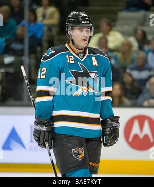 17. Oktober 2011: Haie-Stürmer Patrick Marleau im NHL-Hockeyspiel zwischen den Anaheim Ducks und den San Jose Sharks in der HP Arena in San Jose, CA. Anaheim besiegte San Jose mit 3:2. â© Damon Tarver/Cal Sport Media(Kreditbild: © Damon Tarver/Cal Sport Media/ZUMAPRESS.com) Stockfoto