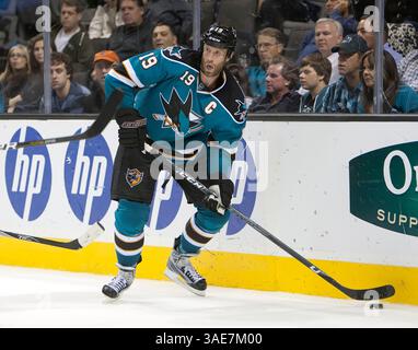 17. Oktober 2011: Joe Thornton, der im NHL-Hockeyspiel zwischen den Anaheim Ducks und den San Jose Sharks in der HP Arena in San Jose, CA. Anaheim besiegte San Jose mit 3:2. â© Damon Tarver/Cal Sport Media(Kreditbild: © Damon Tarver/Cal Sport Media/ZUMAPRESS.com) Stockfoto