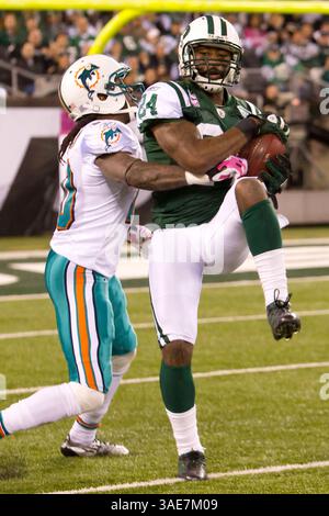 17. Oktober 2011: New York Jets Cornerback Darrelle Revis (24) mit dem Abfangen über den Miami Dolphins Wide Receiver Clyde Gates (10) während des NFL-Spiels zwischen den Miami Dolphins und den New York Jets im MetLife Stadium in East Rutherford, New Jersey. The Jets Beat the Dolphins, 24-6. (Bild: © Chris Szagola/Cal Sport Media/ZUMAPRESS.com) Stockfoto