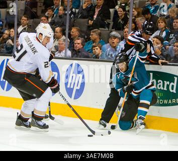 17. Oktober 2011: Haie-Stürmer Torrey Mitchell wird beim NHL-Hockeyspiel zwischen den Anaheim Ducks und den San Jose Sharks in der HP Arena in San Jose, CA. Anaheim besiegte San Jose mit 3:2. â© Damon Tarver/Cal Sport Media(Kreditbild: © Damon Tarver/Cal Sport Media/ZUMAPRESS.com) Stockfoto