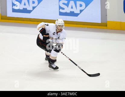 17. Oktober 2011: Duck Stürmer Andrew Cogliano im NHL-Hockeyspiel zwischen den Anaheim Ducks und den San Jose Sharks in der HP Arena in San Jose, CA. Anaheim besiegte San Jose mit 3:2. â© Damon Tarver/Cal Sport Media(Kreditbild: © Damon Tarver/Cal Sport Media/ZUMAPRESS.com) Stockfoto