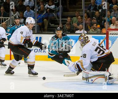17. Oktober 2011: Joe Pavelski, der in der HP Arena in San Jose, CA. Anaheim, im NHL-Hockeyspiel zwischen den Anaheim Ducks und den San Jose Sharks in der HP Arena in San Jose, CA. Anaheim, besiegte San Jose mit 3:2. â© Damon Tarver/Cal Sport Media(Kreditbild: © Damon Tarver/Cal Sport Media/ZUMAPRESS.com) Stockfoto