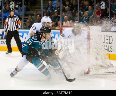 17. Oktober 2011: Haie Forward Logan Couture (39) schickt während des NHL-Hockeyspiels zwischen den Anaheim Ducks und den San Jose Sharks in der HP Arena in San Jose, CA. Anaheim besiegte San Jose mit 3:2. â© Damon Tarver/Cal Sport Media(Kreditbild: © Damon Tarver/Cal Sport Media/ZUMAPRESS.com) Stockfoto