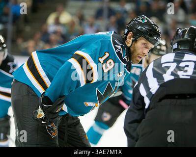 17. Oktober 2011: Joe Thornton, der im NHL-Hockeyspiel zwischen den Anaheim Ducks und den San Jose Sharks in der HP Arena in San Jose, CA. Anaheim besiegte San Jose mit 3:2. â© Damon Tarver/Cal Sport Media(Kreditbild: © Damon Tarver/Cal Sport Media/ZUMAPRESS.com) Stockfoto