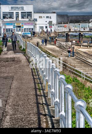 Southwold Promenade mit Pier in der Ferne, Southwold, Suffolk, East Anglia, England, UK Stockfoto
