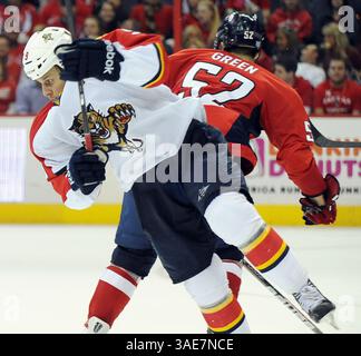 18. Oktober 2011 - Washington, DC, USA - Florida Panthers Center Stephen Weiss (9) dreht sich nach einer Überprüfung durch den Verteidiger Mike Green (52) der Washington Capitals während der zweiten Periode im Verizon Center in Washington, D.C., Dienstag, 18. Oktober 2011. (Kreditbild: © Chuck Myers/MCT/MCT/ZUMAPRESS.com) Stockfoto