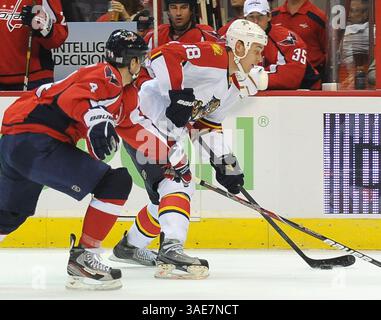 18. Oktober 2011 – Washington, DC, USA – Florida Panthers Center Shawn Matthias (18) wird in die Washington Capitals Zone überführt, als der Verteidiger John Carlson (74) während der ersten Periode im Verizon Center in Washington, D.C. am Dienstag, 18. Oktober 2011, zur Verteidigung übergeht. (Kreditbild: © Chuck Myers/MCT/MCT/ZUMAPRESS.com) Stockfoto
