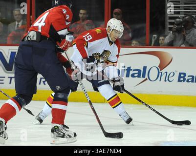 18. Oktober 2011 - Washington, DC, USA - Florida Panthers rechter Flügel Scottie Upshall (19) will einen Zentrierpass machen, als der Verteidiger der Washington Capitals Roman Hamrlik (44) während der ersten Periode im Verizon Center in Washington, D.C. am Dienstag, den 18. Oktober 2011 auf ihn eingreift. (Kreditbild: © Chuck Myers/MCT/MCT/ZUMAPRESS.com) Stockfoto