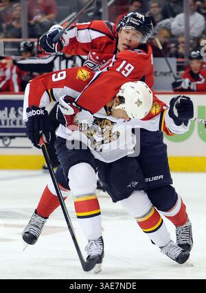 18. Oktober 2011 - Washington, DC, USA - Washington Capitals Center Nicklas Backstrom (19) versucht sich in der zweiten Periode im Verizon Center in Washington, D.C., am Dienstag, 18. Oktober 2011, seinen Weg zum Puck über das Florida Panthers Center Stephen Weiss (9) zu kämpfen. (Kreditbild: © Chuck Myers/MCT/MCT/ZUMAPRESS.com) Stockfoto