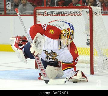 18. Oktober 2011 - Washington, DC, USA - der Torwart Jacob Markstrom der Florida Panthers (25) vertuscht am Dienstag, den 18. Oktober 2011, einen Schuss der Washington Capitals während der zweiten Periode im Verizon Center in Washington, D.C. (Kreditbild: © Chuck Myers/MCT/MCT/ZUMAPRESS.com) Stockfoto
