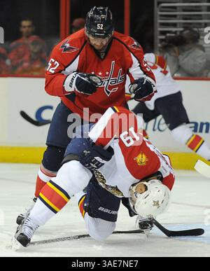 18. Oktober 2011 - Washington, DC, USA - der Verteidiger der Washington Capitals Mike Green (52) lässt Scottie Upshall (19) der Florida Panthers im Verizon Center in Washington, D.C. am Dienstag, den 18. Oktober 2011 vor dem Capitals-Tor fallen. (Kreditbild: © Chuck Myers/MCT/MCT/ZUMAPRESS.com) Stockfoto