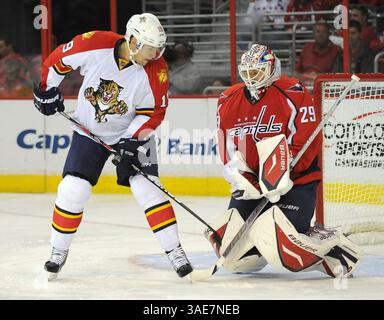 18. Oktober 2011 - Washington, DC, USA - Tomas Vokoun (29), der Torwart der Washington Capitals, verpasst am Dienstag, den 18. Oktober 2011, die Chance auf die Trinkgeldchance im Verizon Center in Washington, D.C.. (Kreditbild: © Chuck Myers/MCT/MCT/ZUMAPRESS.com) Stockfoto