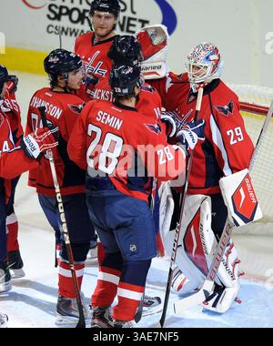 18. Oktober 2011 - Washington, DC, USA - Tomas Vokoun (29), der Torwart der Washington Capitals, wird von seinen Mannschaftskameraden nach einem Sieg 3-0 gegen seine ehemalige Mannschaft, die Florida Panthers, während der dritten Periode im Verizon Center in Washington, D.C. am Dienstag, 18. Oktober 2011 gratuliert. (Kreditbild: © Chuck Myers/MCT/MCT/ZUMAPRESS.com) Stockfoto