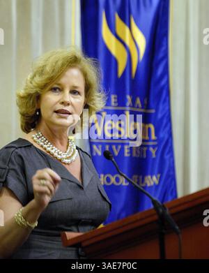 13. September 2010 – Fort Worth, TX, USA – Anita Perry, Ehefrau des Gouverneurs Rick Perry, spricht am 13. September 2010 mit Studenten der Texas Wesleyan School of Law in Fort Worth, Texas. (Bild: © Max Faulkner/Fort Worth Star-Telegram/MCT/ZUMAPRESS.com) Stockfoto