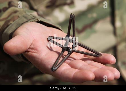 13. Oktober 2011 - McAllen, TX, USA - Ein selbstgemachter Kaltrop, den die Drogenschmuggler auswerfen werden, um die Reifen der Verfolgung von Truppen des texanischen Ministeriums für öffentliche Sicherheit und anderen Behörden im Rio Grande Valley von Texas zu plattmachen, wird am Donnerstag, den 13. Oktober 2011 gezeigt. (Kreditbild: © Erich Schlegel/Fort Worth Star-Telegram/MCT/ZUMAPRESS.com) Stockfoto