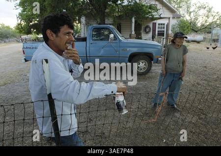 13. Oktober 2011 - Abraham, TX, USA - Feliberto Ramirez, 54 Jahre alt, besucht seine Mutter Anita Ramirez, 89 Jahre alt, in ihrem Haus in Abraham, Texas, nördlich von McAllen, an der Grenze zwischen Texas und Mexiko im Rio Grande Valley von Texas Donnerstag, 13. Oktober 2011. Vor zwei Jahren dehnte die Bundesregierung eine massive 6,2 Millionen Dollar schwere Schranke durch das ländliche Land ihrer Heimat aus. Jetzt löst die Präsidentenpolitik einen neuen Showdown über die Wertigkeit von Grenzbarrieren aus. (Kreditbild: © Erich Schlegel/Fort Worth Star-Telegram/MCT/ZUMAPRESS.com) Stockfoto