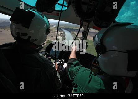 13. Oktober 2011 - McAllen, TX, USA - der Pilot des Texas Department of Public Safety, Lt. Johhny Prince II, rechts, fliegt über den Rio Grande, während DPS Tactical Flight Officer Mike Avila, links, die Steuerung der Videokamera steuert, während er die Grenze zwischen Texas und Mexiko in der Nähe von McAllen, Texas im Rio Grande Valley patrouilliert. Donnerstag, 13. Oktober 2011. (Kreditbild: © Erich Schlegel/Fort Worth Star-Telegram/MCT/ZUMAPRESS.com) Stockfoto