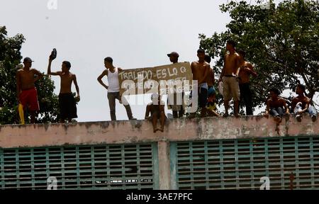 17. Oktober 2011 - Valencia, CARABOBO, Venezuela - Presos en el techo del Internado justiziell de Tocuyito reiterando su peticiÃ³n de ser trasladados. VALENCIA, 18.10.2011(TIBISAY ROMERO / EL NACIONAL). Prohibido el uso o reproducciÃ³n de esta imagen en Venezuela. (Abbildung: © El Nacional/GDA/ZUMAPRESS.com) Stockfoto