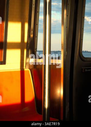 Sonnendurchflutetes New York City Subway Interior mit Blick durch das Fenster, Far Rockaway Stockfoto