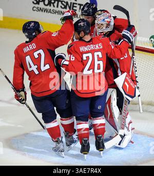 18. Oktober 2011 - Washington, DC, USA - Tomas Vokoun (29), der Torwart der Washington Capitals, wird von seinen Mannschaftskameraden nach einem Sieg 3-0 gegen seine ehemalige Mannschaft, die Florida Panthers, während der dritten Periode im Verizon Center in Washington, D.C. am Dienstag, 18. Oktober 2011 gratuliert. (Kreditbild: © Chuck Myers/MCT/MCT/ZUMAPRESS.com) Stockfoto