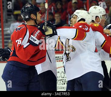 18. Oktober 2011 - Washington, DC, USA - Washington Capitals linker Flügel Matt Hendricks (26) verwickelt sich mit dem Verteidiger Mike Weaver (43) der Florida Panthers während der zweiten Phase im Verizon Center in Washington, D.C., Dienstag, 18. Oktober 2011. (Kreditbild: © Chuck Myers/MCT/MCT/ZUMAPRESS.com) Stockfoto